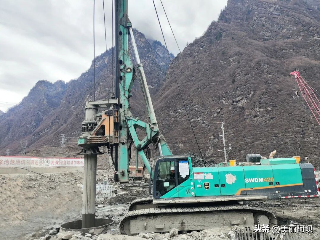 川西北高原高速公路建设提速_川汶高速桥梁桩基突破一万米_高速桥梁